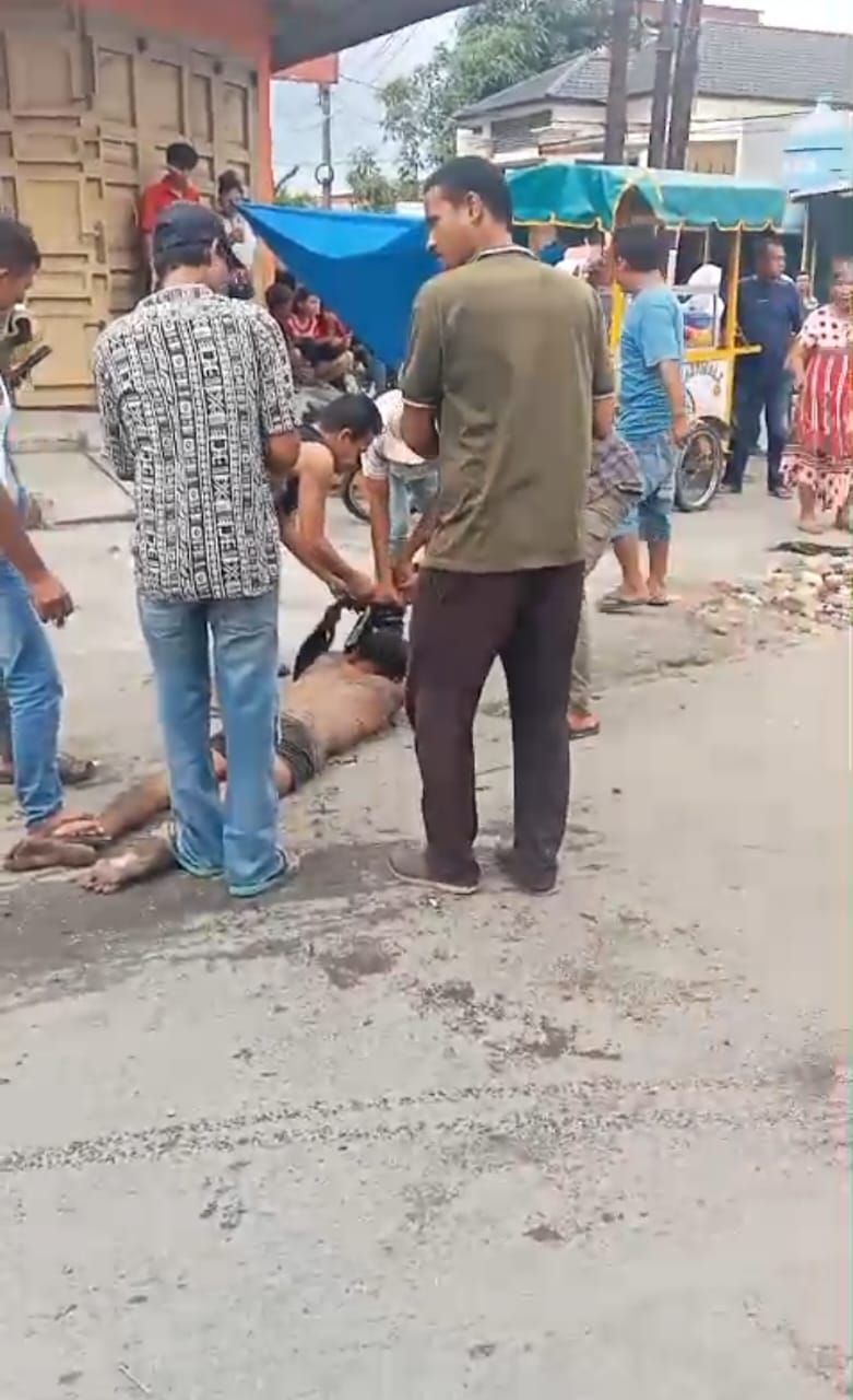Ngeri !!! Pria Stres Lukai Diri Sendiri Sampai Ususnya Keluar