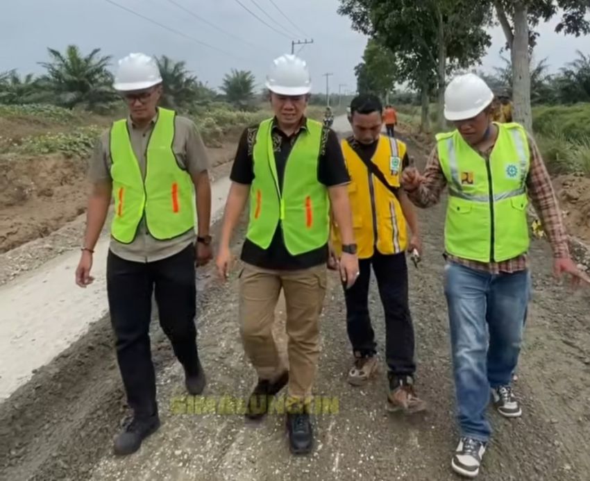 Tinjau Pembangunan Jalan Dolok Merangir, Darma Putra Rangkuti: Harus Diselesaikan Dengan Baik