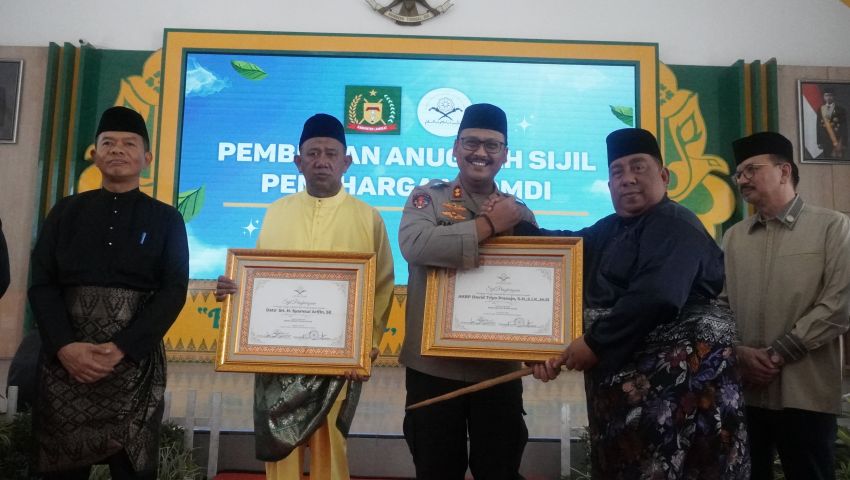 Kapolres Langkat Terima Penghargaan Tokoh Inspiratif dari Dunia Melayu Dunia Islam