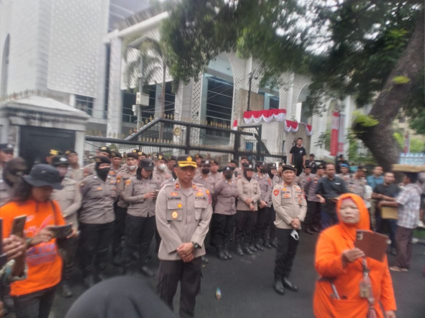 Kapolsek Medan Baru Kompol HF Aritonang Pimpin Garda Terdepan, Aksi Buruh Berlangsung Kondusif