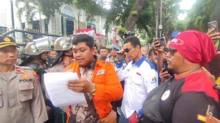 Ribuan Buruh Sumut Gelar Aksi, Gubernur Bobby Sahuti Tuntutan Upah dan Perumahan