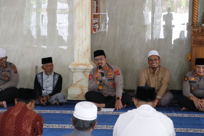 Kapolres Langkat "Jum'at Curhat " di Masjid Al Ikhlas
