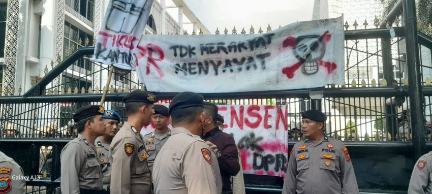 Hari Ketiga Demonstrasi, Nyanyian Mahasiswa Dibenturkan dengan Diamnya DPRD Sumut