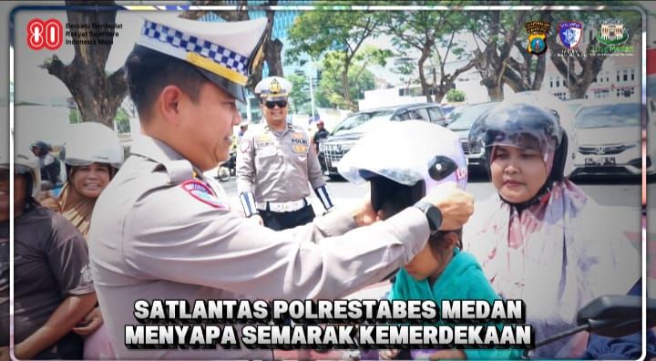 Sat Lantas Polrestabes Medan Gelar “Polantas Menyapa”, Bagikan Bendera Merah Putih kepada Pengendara