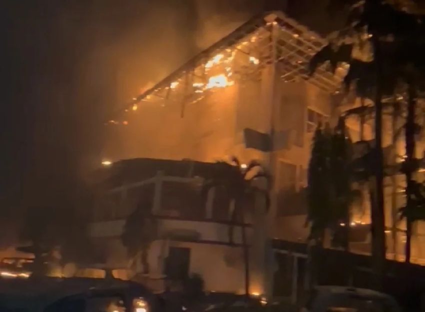 Gedung DPRD Makassar Dibakar Massa, Kendaraan Wartawan Ikut Terbakar
