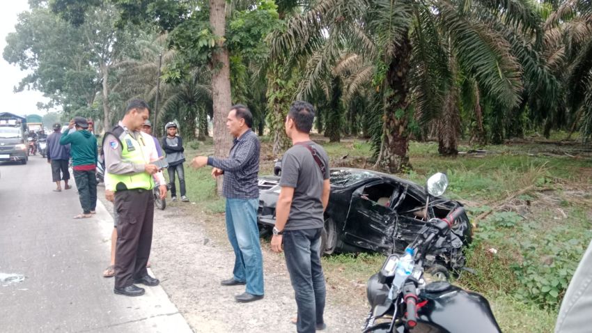 Truk Seruduk Toyota Avanza di Asahan, 1 Cewek Terluka