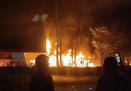 Gedung DPRD Makassar Dibakar Massa, 3 Orang Tewas Terjebak Api