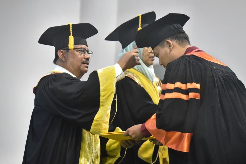 UNIMED Wisuda 2199 Lulusan, Rektor : Silahkan Abdikan Ilmu Demi Kemaslahatan