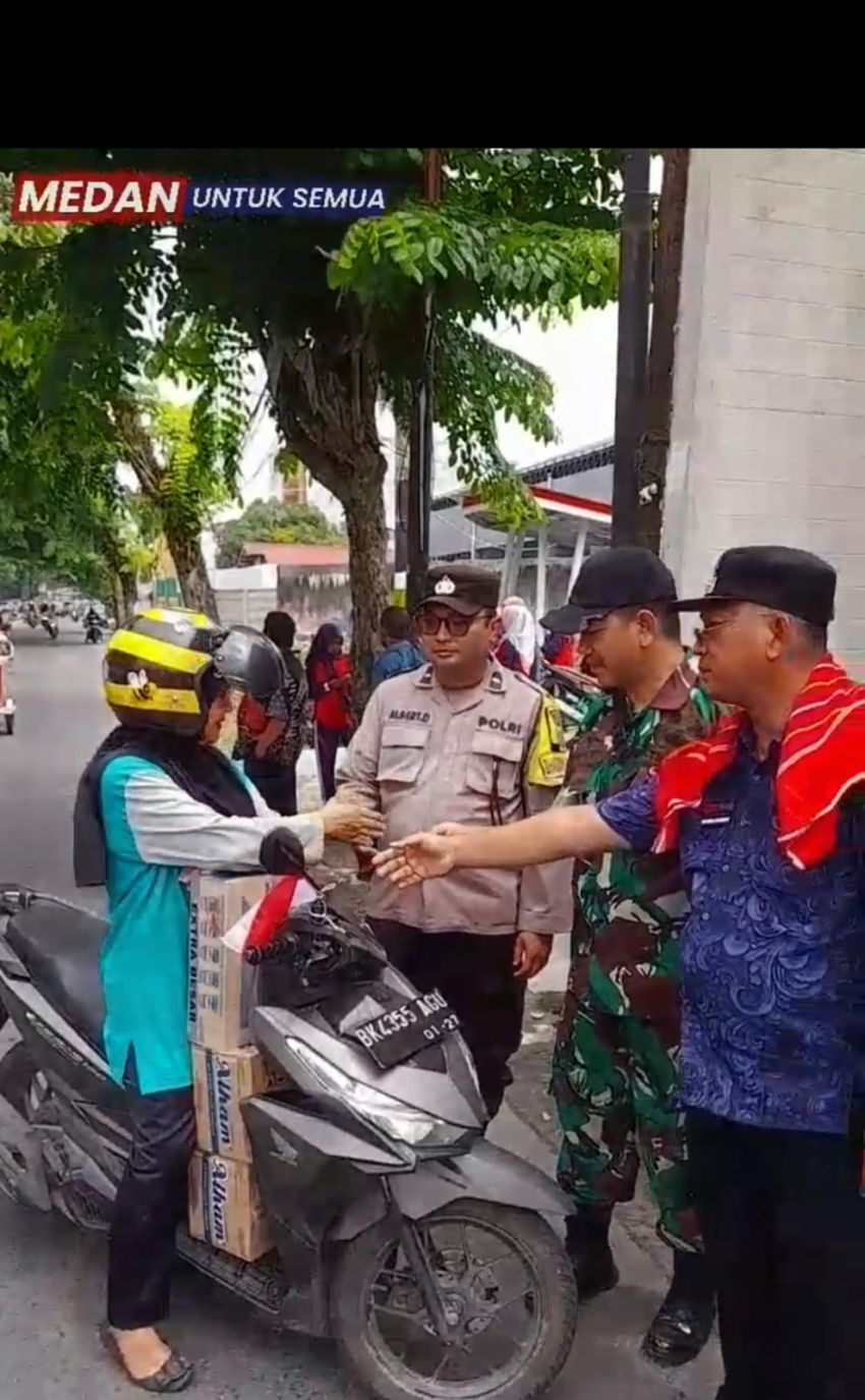 Lurah PB Selayang I Bagi 200 Bendera Merah Putih pada Warga