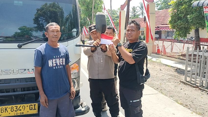 Polsek Padang Tualang Bagikan Bendera Merah Putih, Gelorakan Semangat Nasionalisme Jelang HUT ke-80 RI