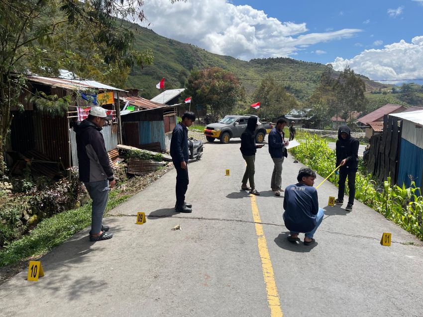 Satgas Ops Damai Cartenz Bersama Polres Puncak Jaya Gelar olah TKP Penembakan Brigpol Ronal M Enok di Kampung Lima-Lima