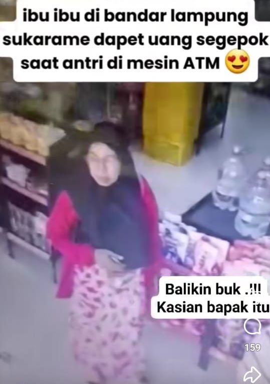 Viral Setelah Terekam CCTV, Aksi Ibu-Ibu Ambil Segepok Uang Pria Gagal Setor Tunai di ATM
