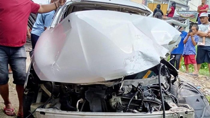 Ditabrak Kereta Api, Mobil Terseret 15 Meter, 1 Tewas 2 Luka-luka