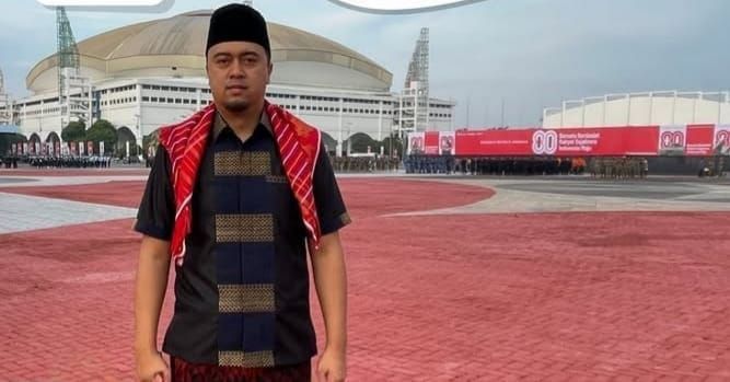 Gagahnya Dirut Tirtanadi Ardian Surbakti Berpakaian Adat Karo di Upacara HUT RI