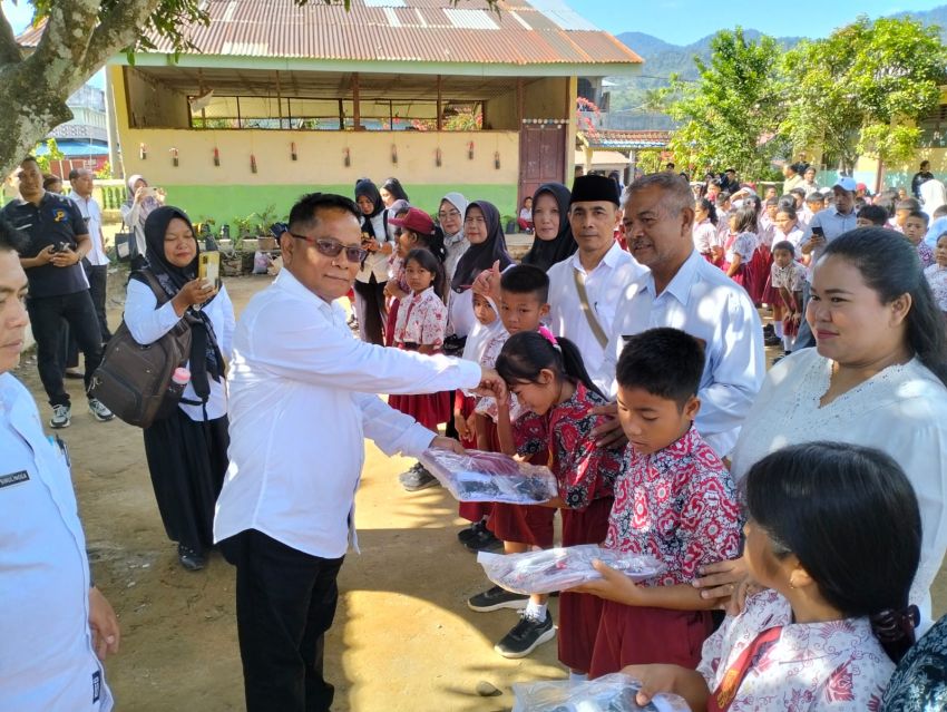 Dinas Pendidikan Langkat Bantu Ratusan Set Pakaian untuk Siswa Kurang Mampu