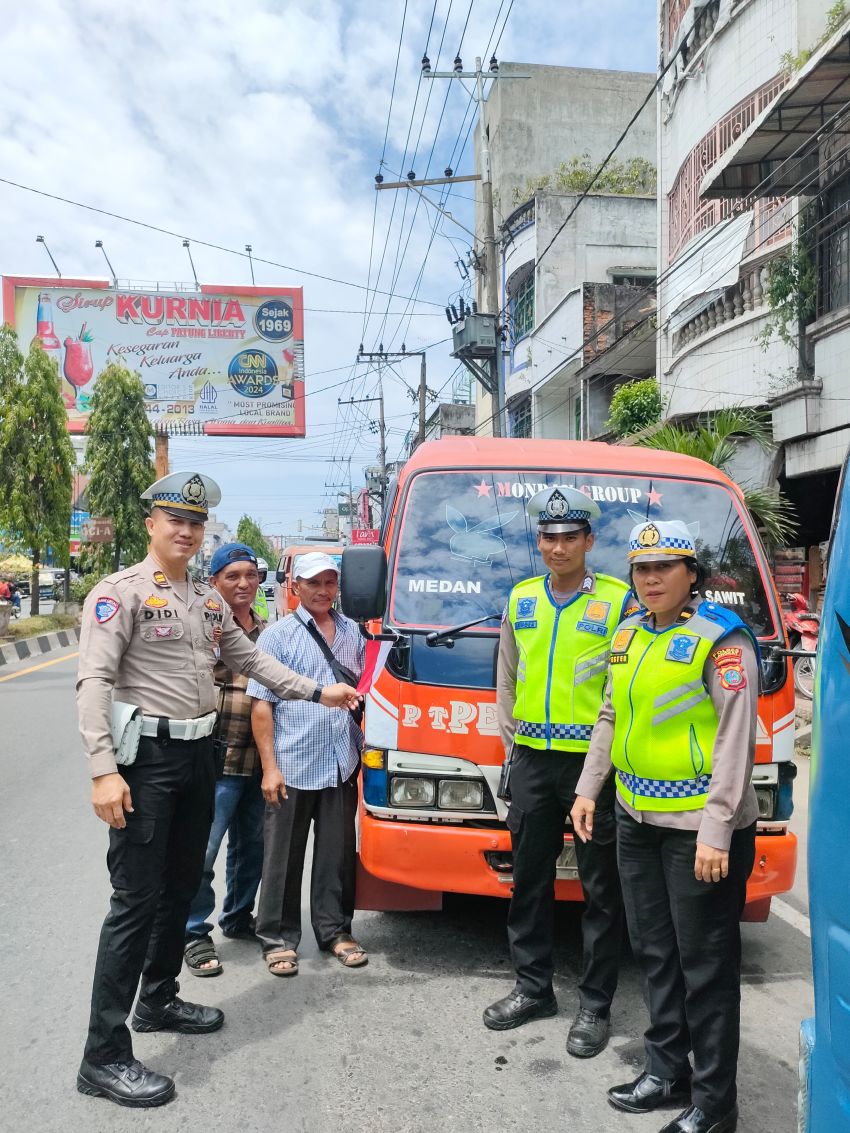 Sat Lantas Polres Langkat Menyapa Kemerdekaan, Bagikan Bendera Merah Putih Kepada Pengguna Jalan