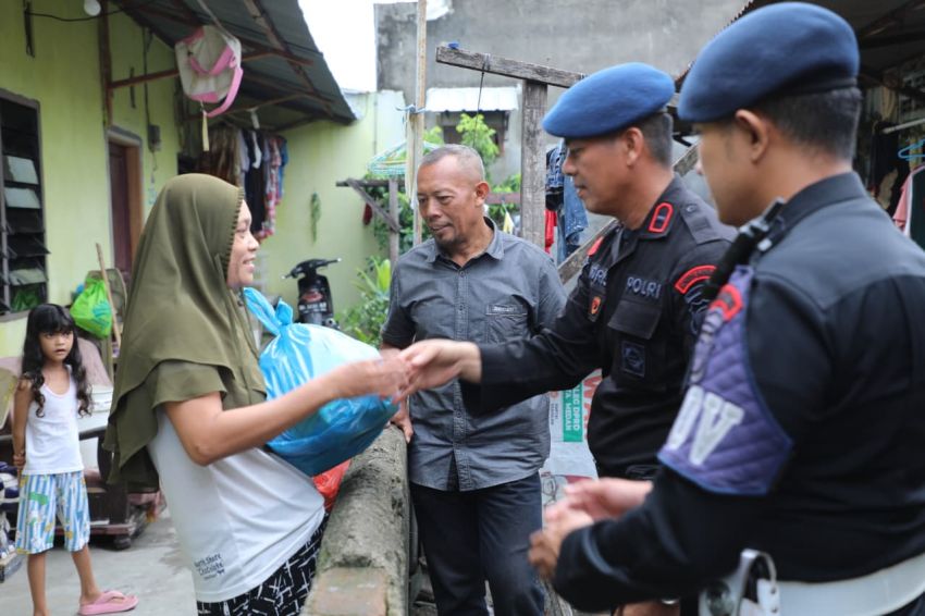 Satuan Brimob Polda Sumut Hadirkan Senyum Warga Lewat Sembako Jumat Berkah