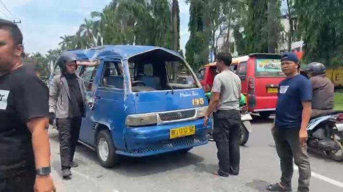 Ngebut! Angkot 135 Terbalik di Jalan Tritura, Sopir dan Penumpang Dilarikan ke Rumah Sakit
