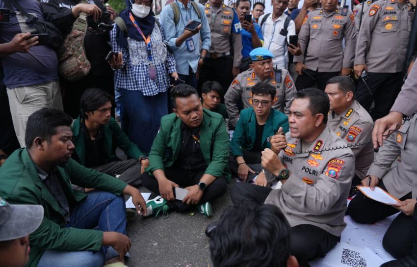 Momen Kapolda Sumut Whisnu Hermawan Temui Massa Demo Mahasiswa dan Ojol
