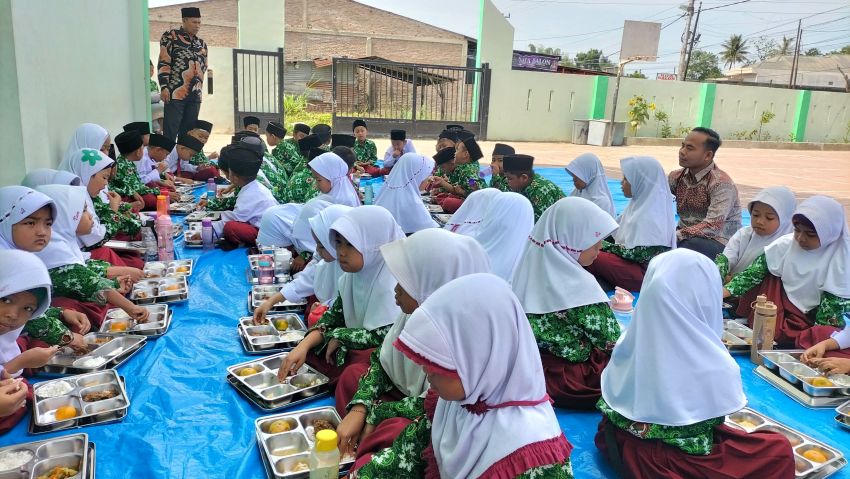 Hari Pertama Program MBG di MIN Toba Samosir Disambut Antusias