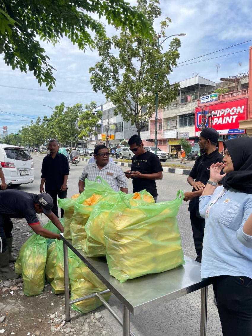 Kelurahan Glugur Darat I Bagikan 170 Nasi Sarapan untuk Ojol
