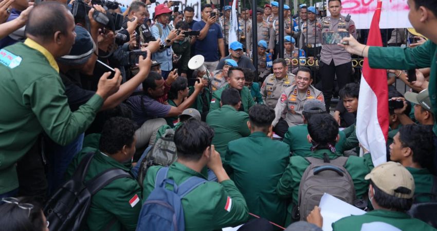 Momen Kapolda Sumut Whisnu Hermawan Temui Massa Demo Mahasiswa dan Ojol