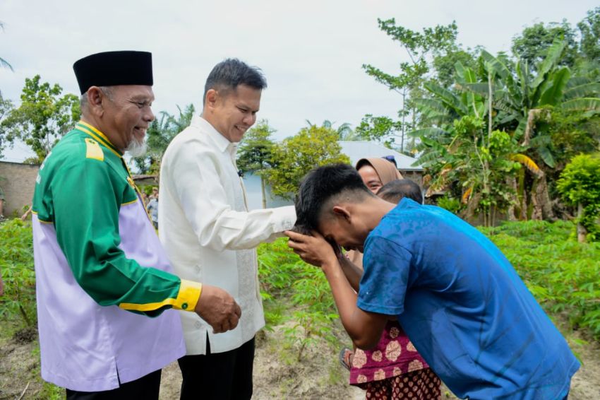 Wabup Adlin Serahkan Bantuan Rumah untuk Korban Angin Puting Beliung, Warga Silau Rakyat Tersenyum Kembali