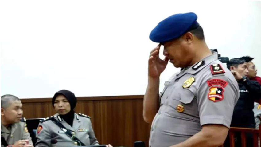 Kompol Cosmas Dipecat dari Kepolisian, Menangis dan Mengaku Tak Tahu Melindas Ojol