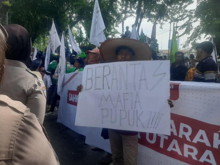 Massa Unjukrasa di DPRD Sumut Soal Sengketa Tanah