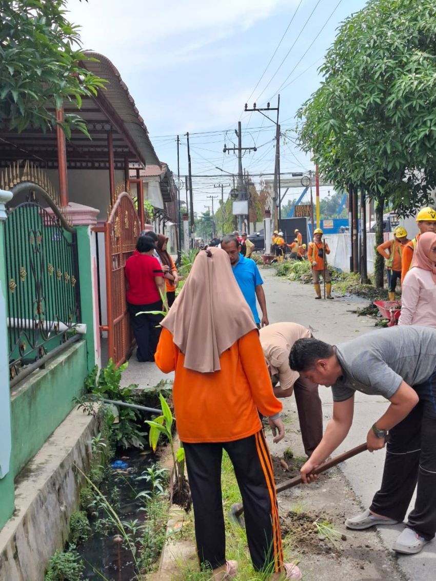 Gotong Royong Penanaman Bunga dan Pembersihan Parit di Dusun 3 Patumbak Kampung