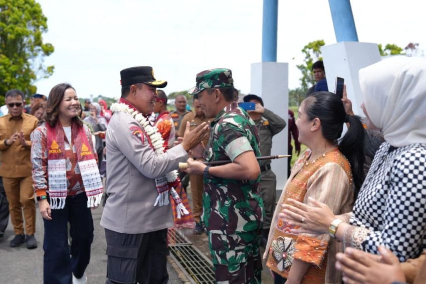 Kapolda Sumut Whisnu Hermawan Februanto dan Istri Disambut Hangat Forkopimda Saat Tiba di Tapteng