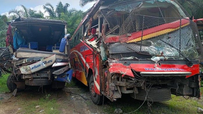 Bus Halmahera dan Berlian Baru Adu Banteng di Labuhanbatu, 1 Orang Tewas 2 Luka Parah