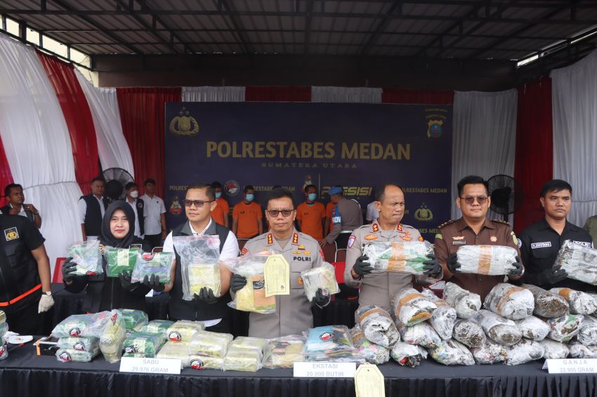 Polrestabes Medan Bakar Puluhan Kilogram Sabu dan Ganja, serta 20 Ribu Butir Ekstasi