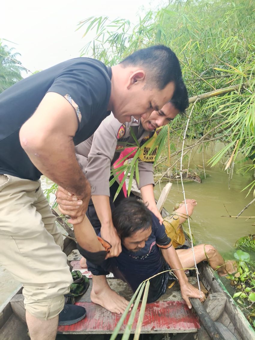 Polisi Gerak Cepat, Selamatkan Zulkifli yang Hanyut di Sungai Pelawi