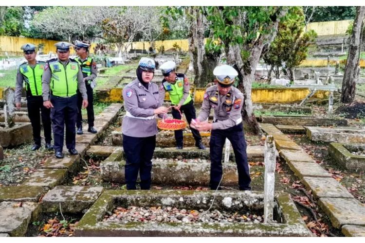 Sat Lantas Polres Sidimpuan Tabur Bunga di TMP Bahagia
