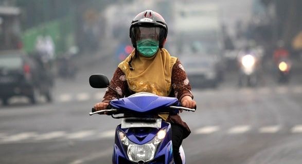 Tips Aman Naik Motor untuk Wanita Berhijab agar Nyaman dan Minim Risiko