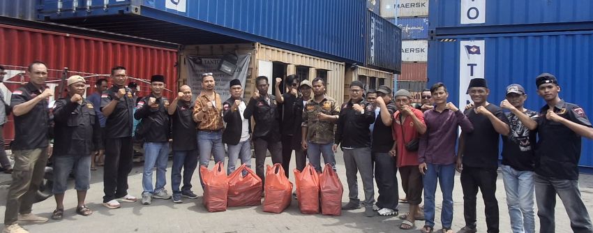Ratusan Nasi Bungkus Dibagikan untuk Pekerja di Medan Belawan