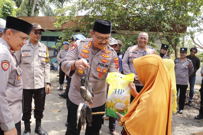 Jumat Berkah, Polres Langkat Bagikan Ikan Hasil Panen Bioflok