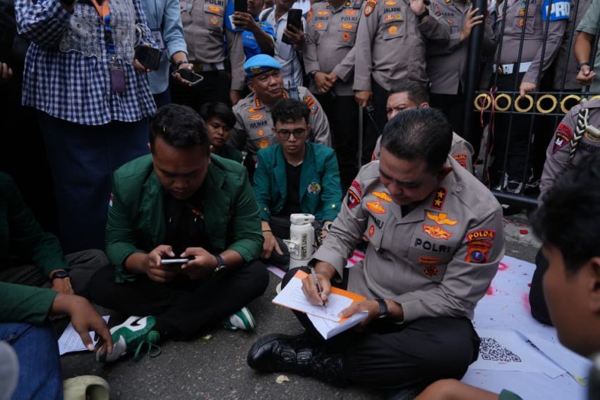 Momen Kapolda Sumut Whisnu Hermawan Temui Massa Demo Mahasiswa dan Ojol