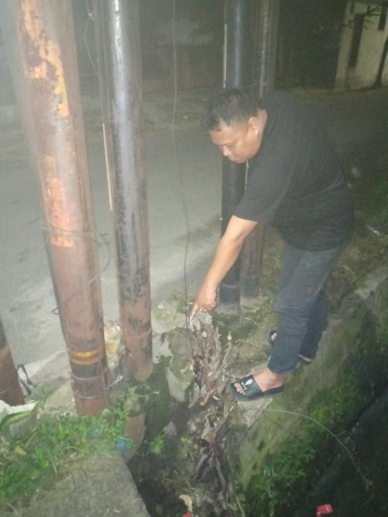 Warga Was-was Tiang Provider Wifi Keropos Nyaris Tumbang, Kabel Beserak