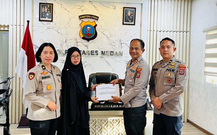 Wakapolrestabes Medan Serahkan Uang Duka ke Keluarga Bripka Afrizal