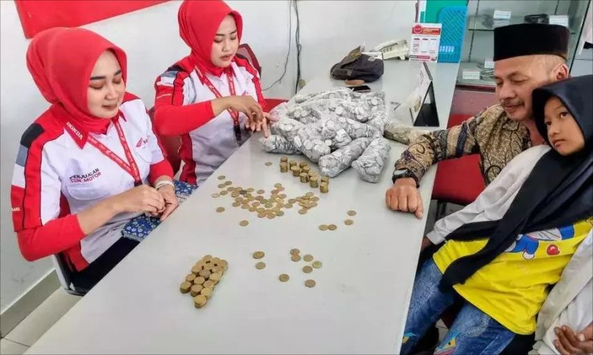 Ayah Belikan Anak Sepeda Motor Pakai Uang Koin Rp 20 Juta