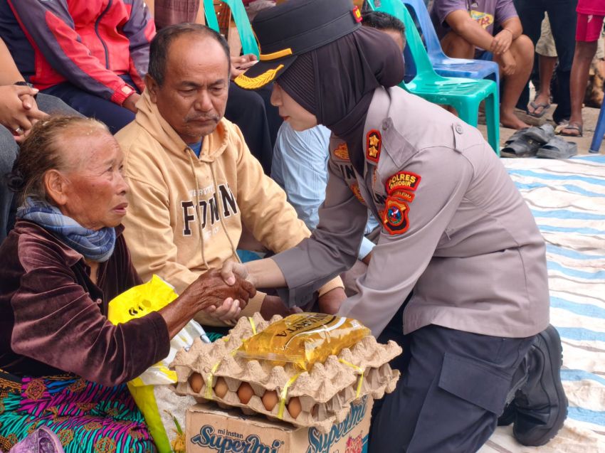 Kapolres Samosir Gelar Bakti Sosial untuk Korban Kebakaran 8 Unit Rumah di Desa Simarmata