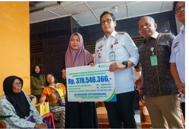 Walikota Medan Serahkan Santunan Kepada Keluarga Almarhum Bardedes Situmorang