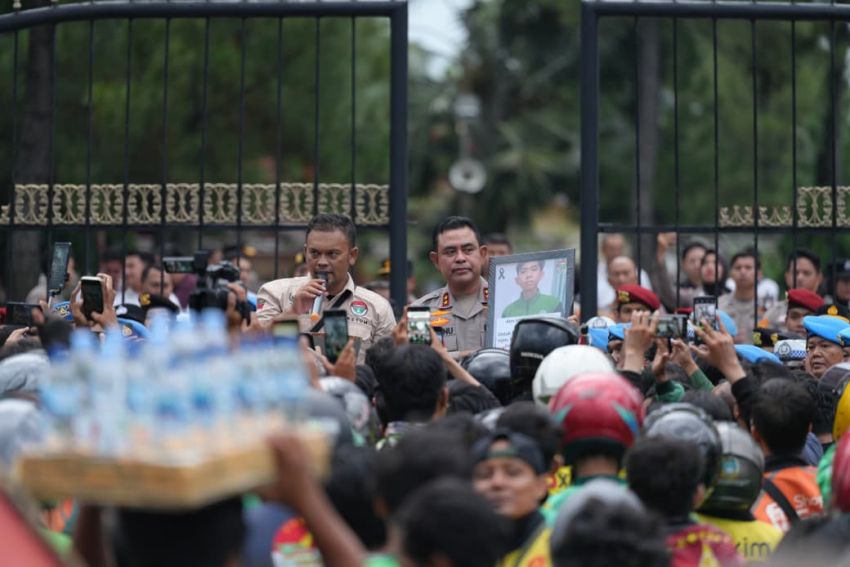 Momen Kapolda Sumut Whisnu Hermawan Temui Massa Demo Mahasiswa dan Ojol
