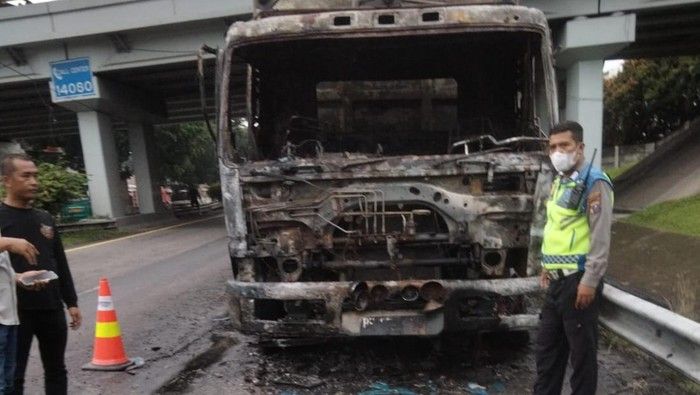 Truk Pengangkut Barang Terbakar dan Meledak di Tol Belmera