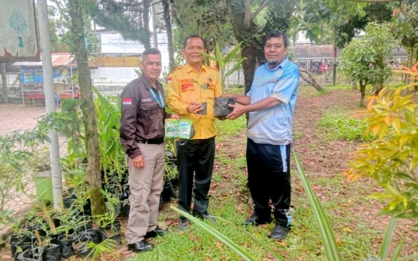 MKGR Kota Siantar Salurkan Bibit Tanaman Herbal ke SMA Negeri 5 Pematangsiantar