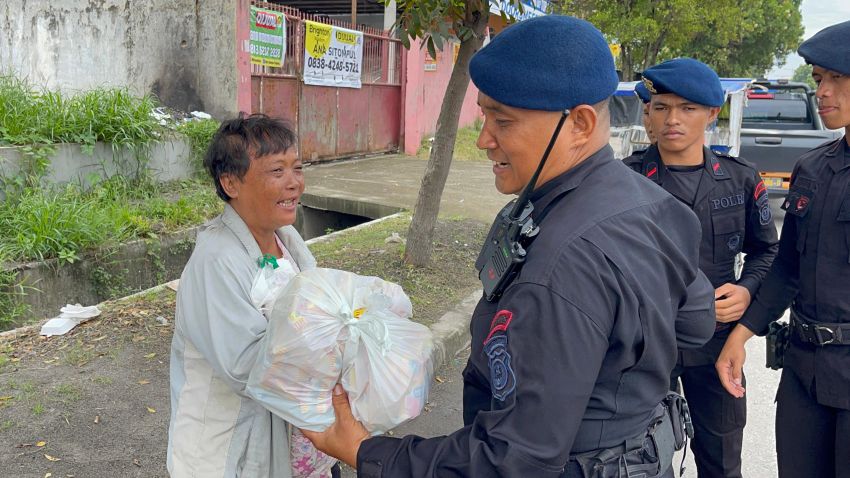 Brimob Sumut Tebar Kepedulian, Batalyon A Pelopor Gelar Bakti Sosial Jumat Berkah di Medan