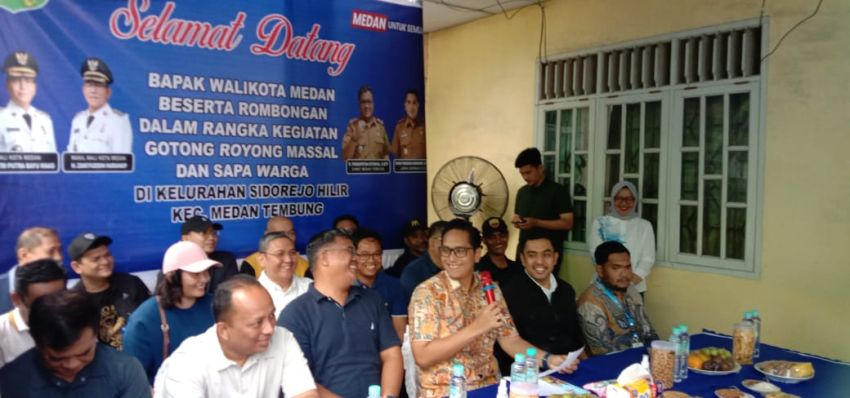 Pakai Kemeja Batik, Rico Waas Sapa Warga dan Gotong Royong Massal Bersama Camat Medan Tembung