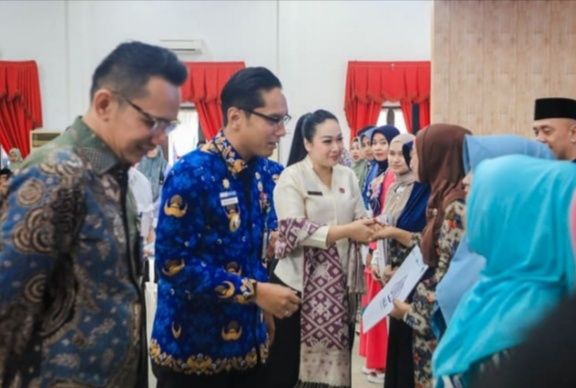 Walikota Medan Rico Waas Bagikan Sertifikasi Halal Kepada Pelaku UMKM Kota Medan